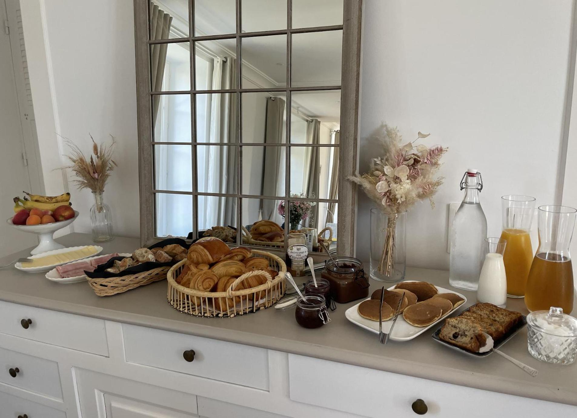 Bed and Breakfast Domaine Les Jardins Darsene Tinténiac Exteriér fotografie